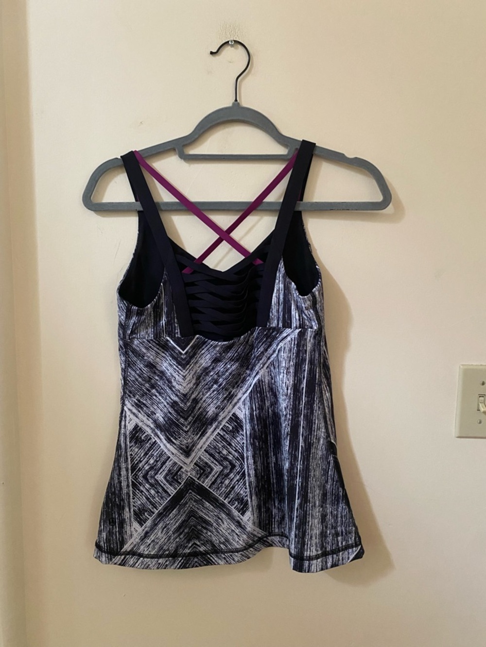 Lululemon Wild Tank Top Black White Brush Stroke Pattern Strappy Back Size 6 - Picture 3 of 6